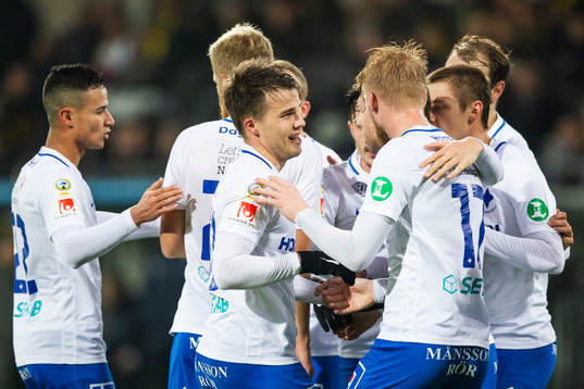 Norrköpings Simon Skrabb jublar med lagkamrater