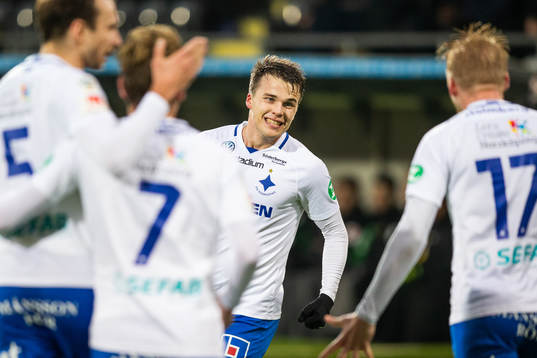 Norrköpings Simon Skrabb jublar med lagkamrater