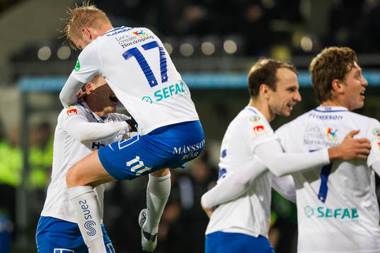 Norrköpings Simon Skrabb jublar med lagkamrater