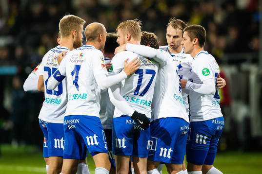 Norrköpings Simon Skrabb jublar med lagkamrater