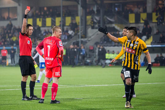 Häckens Paulinho får rött kort av domare Martin