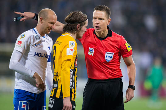 Domare Martin Strömbergsson pratar med Häckens Erik