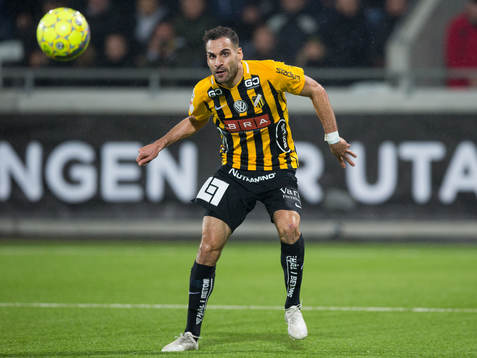 Häckens Mervan Celik med ett skott på mål