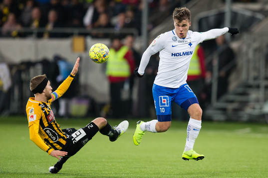 Häckens Rasmus Lindgren bryter en passning till