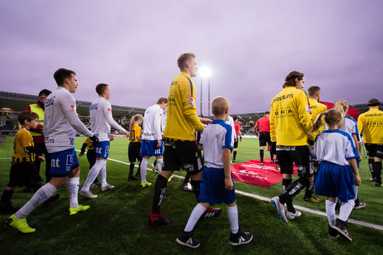 Lagen på väg in för line up innan fotbollsmatchen i