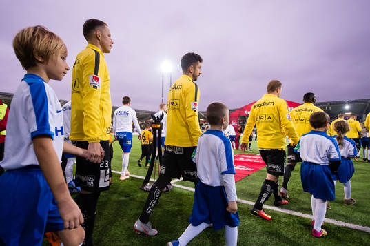 Häckens Viktor Lundberg och Daleho Irandust på väg in