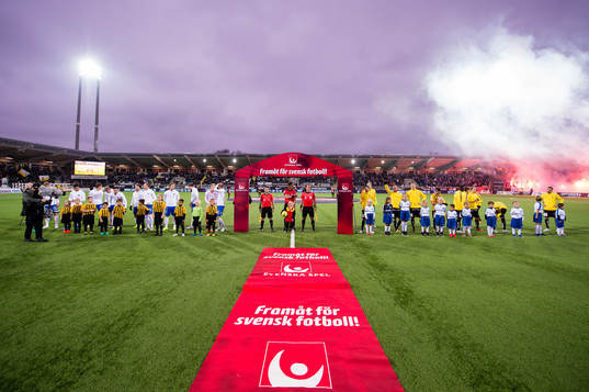 Lagen på line up innan fotbollsmatchen i Allsvenskan