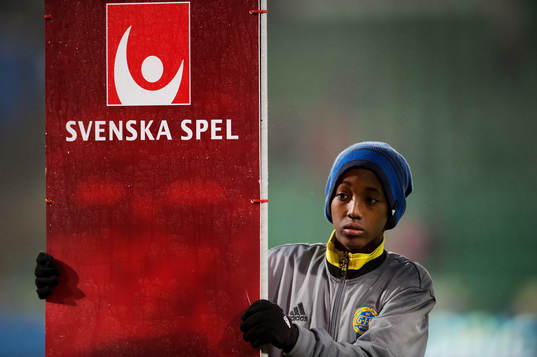 En pojke håller en skylt