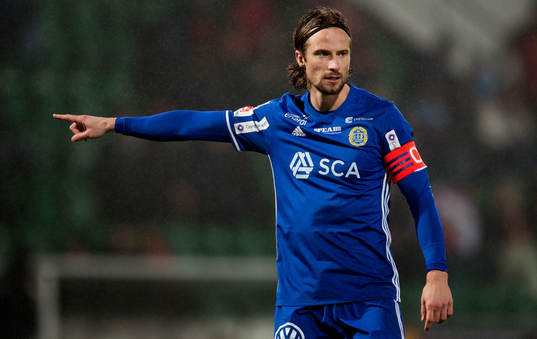 Sundsvalls Linus Hallenius pekar