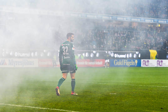 Kalmars målvakt Lucas Hägg-Johansson i rök från bengaler