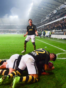 s Tarik Elyounoussi jublar