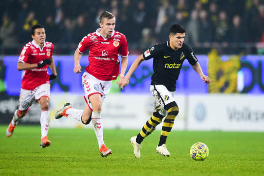 s Tarik Elyounoussi jagas av Kalmars Victor Agardius