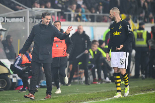 s tränare Rikard Norling samtalar med Alexander Milosevic
