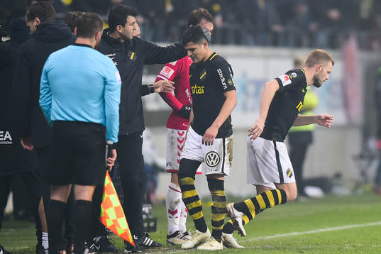 s Tarik Elyounoussi byts ut mot Sebastian Larsson