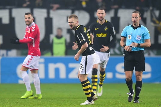 s Sebastian Larsson grimaserar