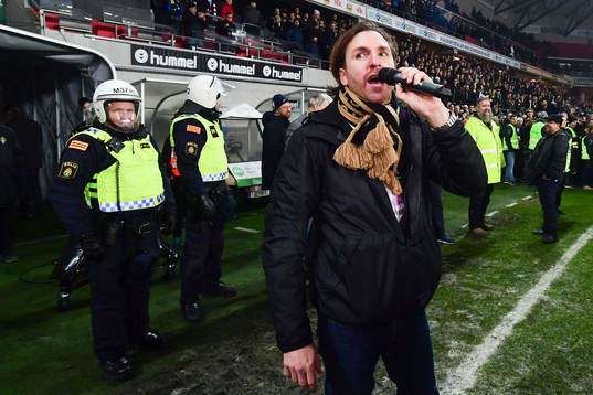 s Nils-Eric Johansson pratar med supportrar