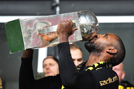 s Henok Goitom jublar med Lennart Johanssons pokal