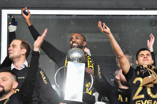 s Henok Goitom jublar med Lennart Johanssons pokal