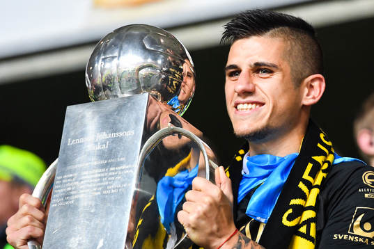 s Nicolas Stefanelli jublar med Lennart Johanssons pokal
