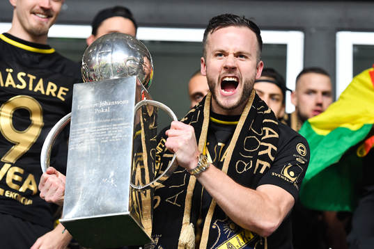 s Robert Lundström jublar med Lennart Johanssons pokal