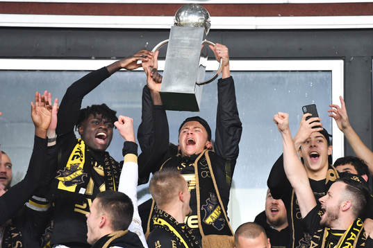 s Kristoffer Olsson jublar med Lennart Johanssons pokal