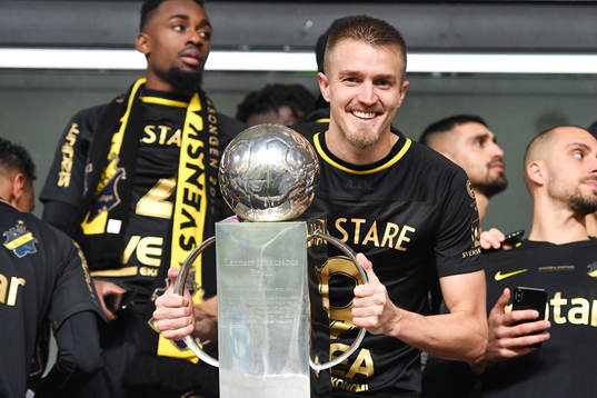 s Rasmus Lindkvist jublar med Lennart Johanssons pokal