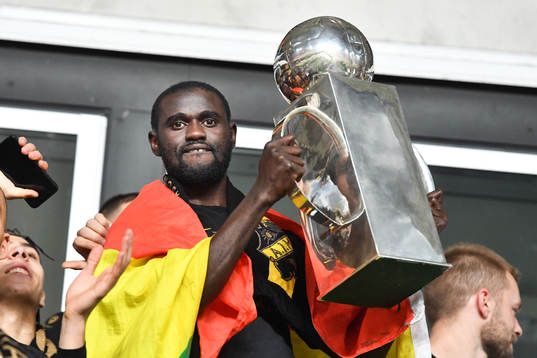 s Enoch Kofi Adu jublar med Lennart Johanssons pokal