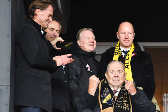 Lennart Johansson jublar framför ordföranden i Svenska