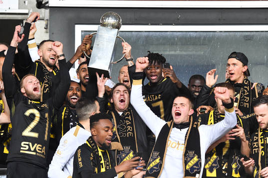 s spelare jublar med Lennart Johanssons pokal