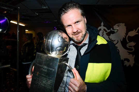 s tränare Rikard Norling jublar med Lennart Johanssons