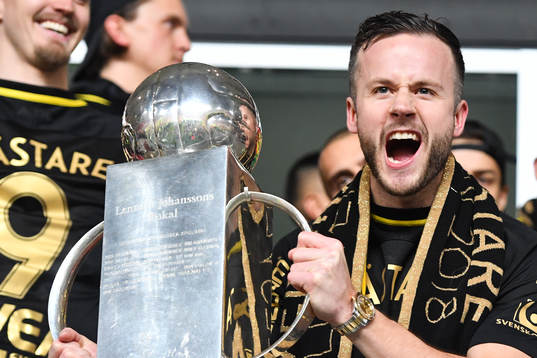 s Robert Lundström jublar med Lennart Johanssons pokal