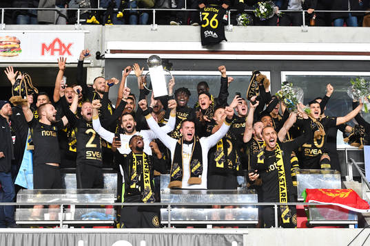 s spelare jublar med Lennart Johanssons pokal