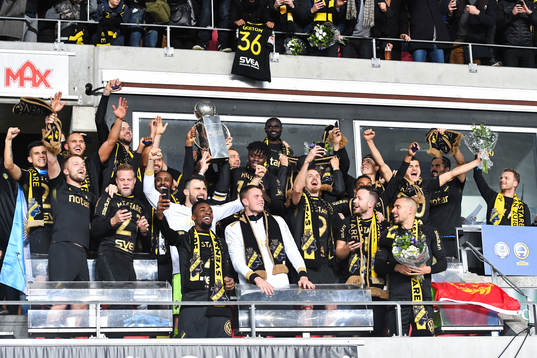 s spelare jublar med Lennart Johanssons pokal