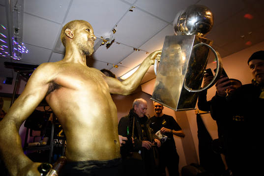 s Henok Goitom jublar med Lennart Johanssons pokal i