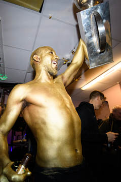 s Henok Goitom jublar med Lennart Johanssons pokal i