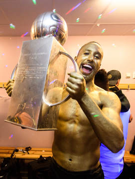 s Henok Goitom jublar med Lennart Johanssons pokal i