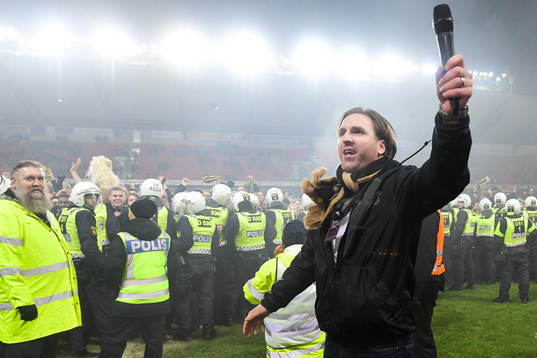 s Nils-Eric Johansson pratar med supportrarna