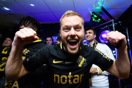 s Sebastian Larsson jublar i omklädningsrummet