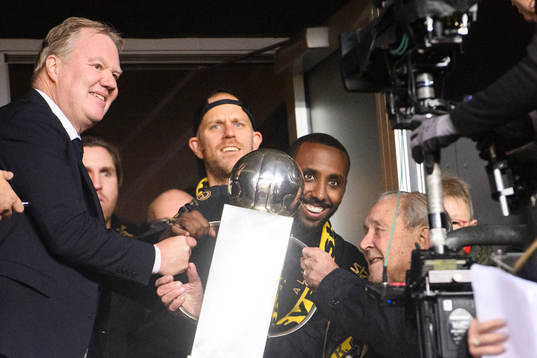 s Henok Goitom tar emot Lennart Johanssons pokal av