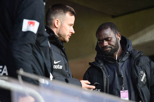 s Robert Lundström och Enoch Kofi Adu på läktaren