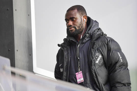 s Enoch Kofi Adu på läktaren