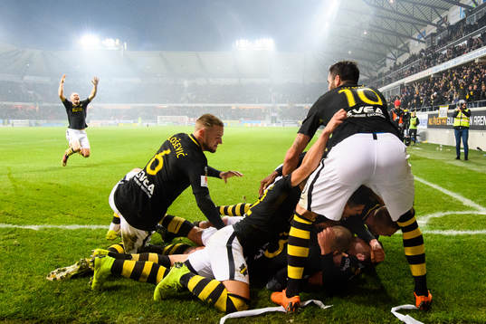 s spelare jublar med Robin Jansson som precis gjort det