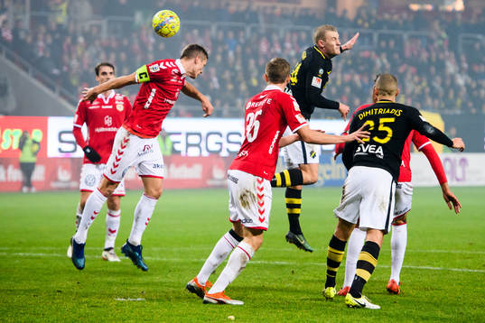 s Robin Jansson nickar in det matchavgörande 0-1 målet