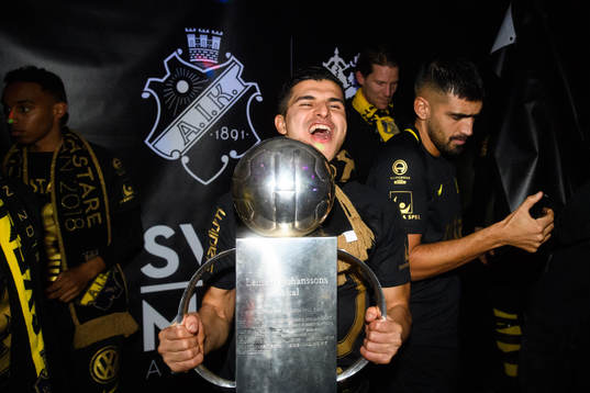 s Tarik Elyounoussi jublar med Lennart Johanssons pokal i
