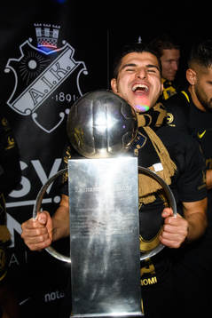 s Tarik Elyounoussi jublar med Lennart Johanssons pokal i