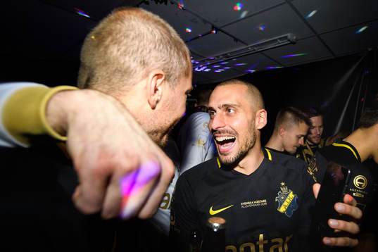 s Panos Dimitriadis jublar i omklädningsrummet