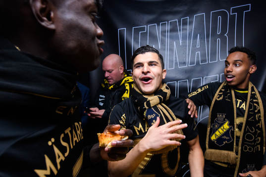 s Tarik Elyounoussi jublar i omklädningsrummet