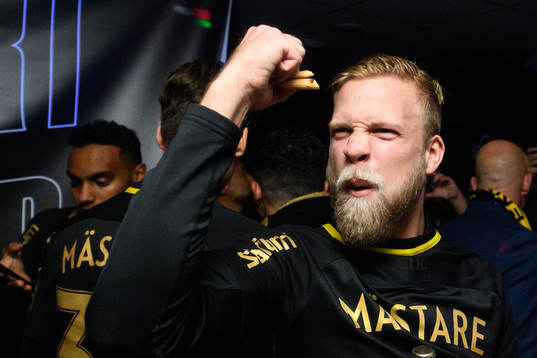 s Daniel Sundgren jublar i omklädningsrummet