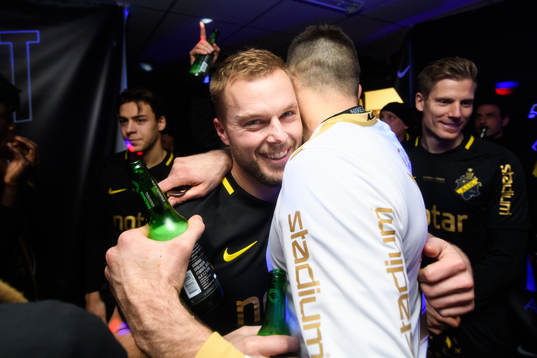 s Sebastian Larsson jublar i omklädningsrummet