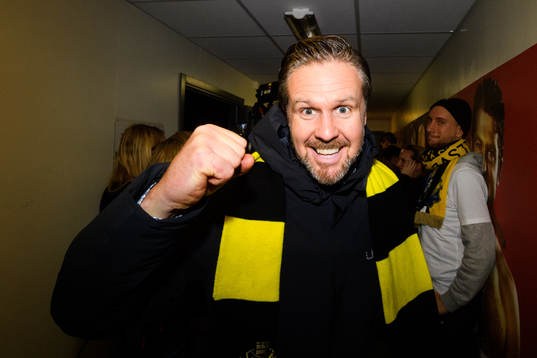 s tränare Rikard Norling jublar